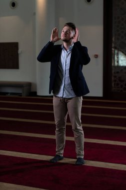 Allah 'a mescitlerde dua eden çekici bir adam.