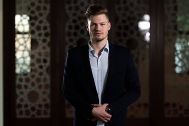 Allah 'a mescitlerde dua eden çekici bir adam.