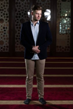 Allah 'a mescitlerde dua eden çekici bir adam.