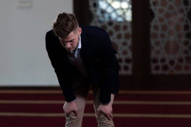 Allah 'a mescitlerde dua eden çekici bir adam.