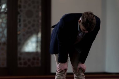 Allah 'a mescitlerde dua eden çekici bir adam.