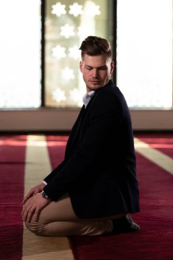 Allah 'a mescitlerde dua eden çekici bir adam.