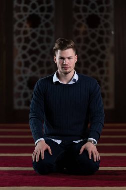 Allah 'a mescitlerde dua eden çekici bir adam.