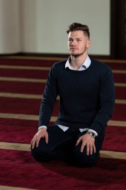 Allah 'a mescitlerde dua eden çekici bir adam.