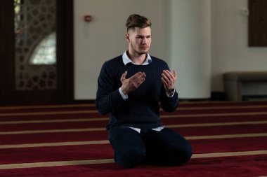 Allah 'a mescitlerde dua eden çekici bir adam.