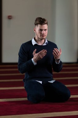Allah 'a mescitlerde dua eden çekici bir adam.