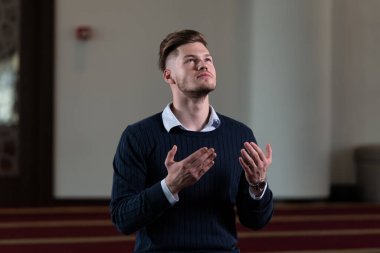 Allah 'a mescitlerde dua eden çekici bir adam.