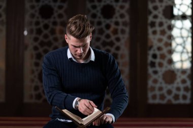 Allah 'a mescitlerde dua eden çekici bir adam.