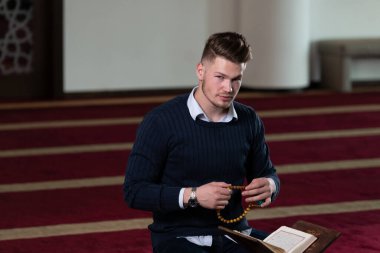 Allah 'a mescitlerde dua eden çekici bir adam.