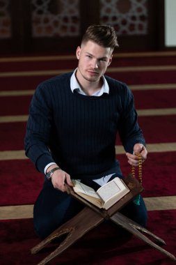 Allah 'a mescitlerde dua eden çekici bir adam.