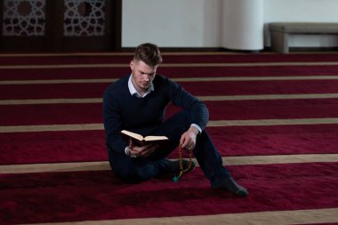 Allah 'a mescitlerde dua eden çekici bir adam.