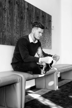 Allah 'a mescitlerde dua eden çekici bir adam.