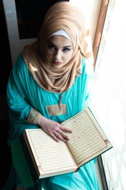 Kuran ya da Kuran okuyan Müslüman Kadın Camide Geleneksel Giysiler Giyiyor