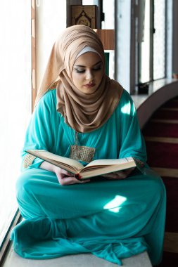 Camide Kur 'an okuyan Genç Geleneksel Müslüman Kadın