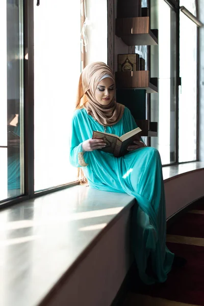 Mooie Moslimvrouw Zittend Knieen Koran Lezend Bladzijde Omslaan Het Boek — Stockfoto
