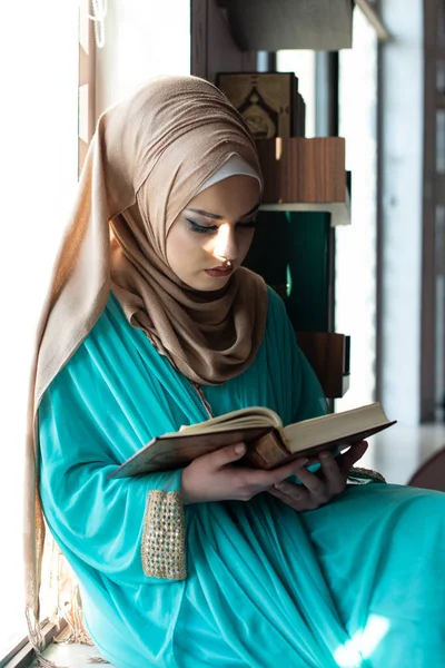 Jeune Femme Musulmane Traditionnelle Lisant Coran Dans Mosquée — Photo