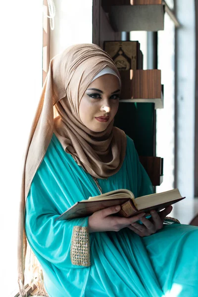 Moslimvrouw Die Koran Leest Koran Draagt Traditionele Kleding Moskee — Stockfoto