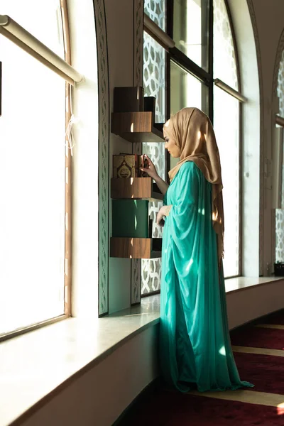 Giovane Donna Musulmana Tradizionale Che Prende Corano Nella Moschea — Foto Stock