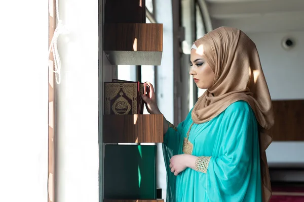 Young Traditional Muslim Woman Taking Quran Mosque — Stock Photo, Image