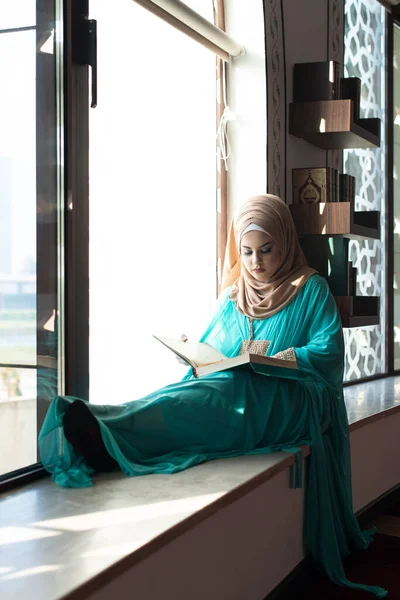 Mooie Moslimvrouw Zittend Knieen Koran Lezend Bladzijde Omslaan Het Boek — Stockfoto