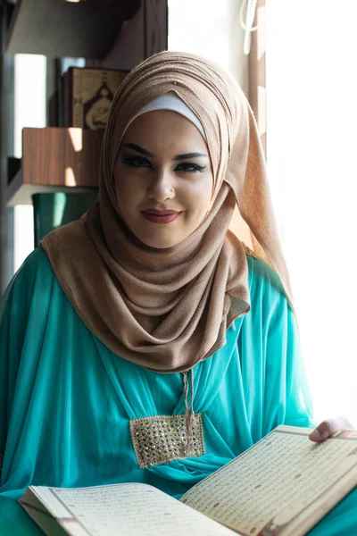 Moslimvrouw Die Koran Leest Koran Draagt Traditionele Kleding Moskee — Stockfoto