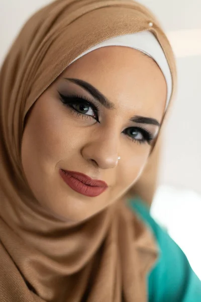 Πορτρέτο Μιας Χαρούμενης Ελκυστικής Μουσουλμανικής Γυναίκας Στο Τζαμί — Φωτογραφία Αρχείου