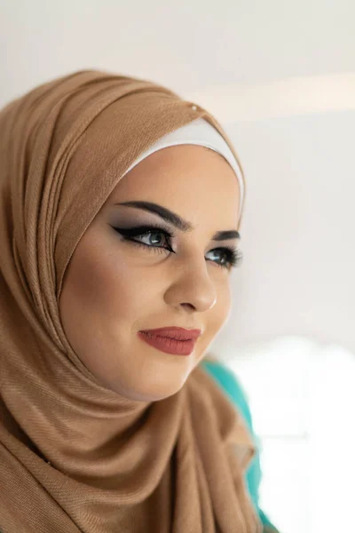 Porträtt Lycklig Attraktiv Muslimsk Kvinna Moskén — Stockfoto