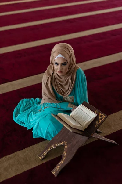 Mooie Moslimvrouw Zittend Knieen Koran Lezend Bladzijde Omslaan Het Boek — Stockfoto