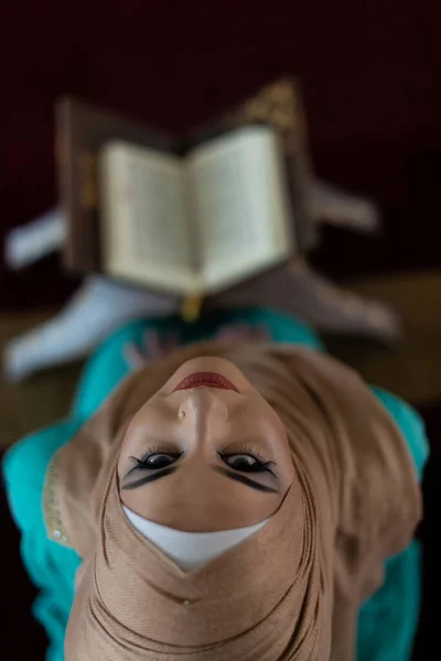 Jonge Traditionele Moslimvrouw Die Koran Leest Moskee — Stockfoto