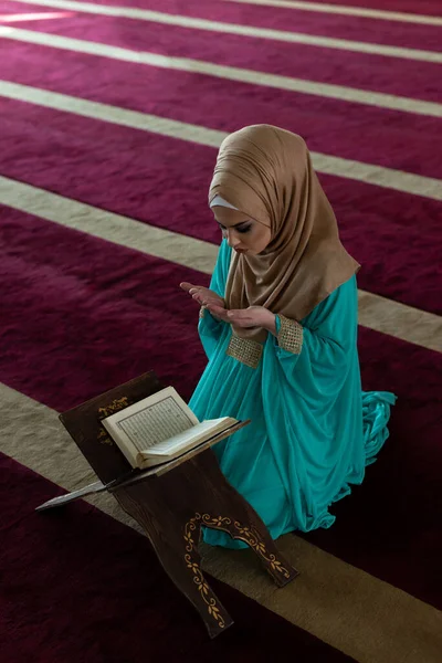 Beautiful Muslim Woman Sitting Knees Reading Quran Turning Page Book — Stock Photo, Image