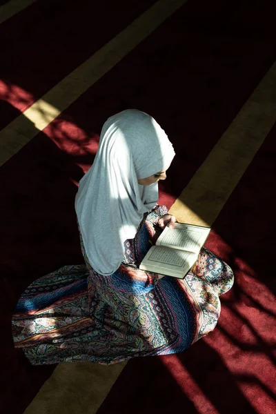 Mulher Muçulmana Lendo Alcorão Alcorão Vestindo Vestido Tradicional Mesquita — Fotografia de Stock