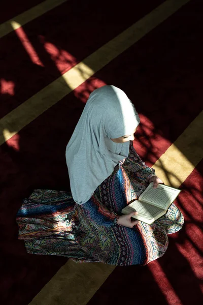 在清真寺里诵读古兰经的年轻传统穆斯林妇女 — 图库照片