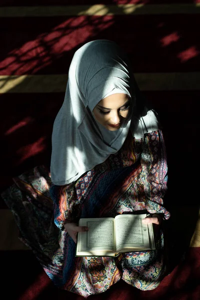 Mujer Musulmana Leyendo Corán Corán Vestida Con Vestido Tradicional Mezquita — Foto de Stock