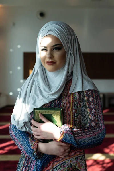 Moslimvrouw Die Koran Koran Neemt Die Traditionele Kleding Draagt Moskee — Stockfoto