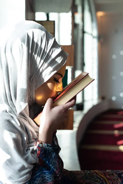 在清真寺里拿古兰经的年轻传统穆斯林妇女 — 图库照片