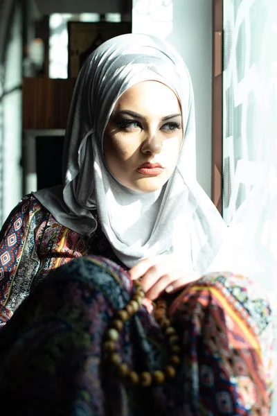 Donna Musulmana Che Indossa Abiti Musulmani Con Hijab Rosario Che — Foto Stock