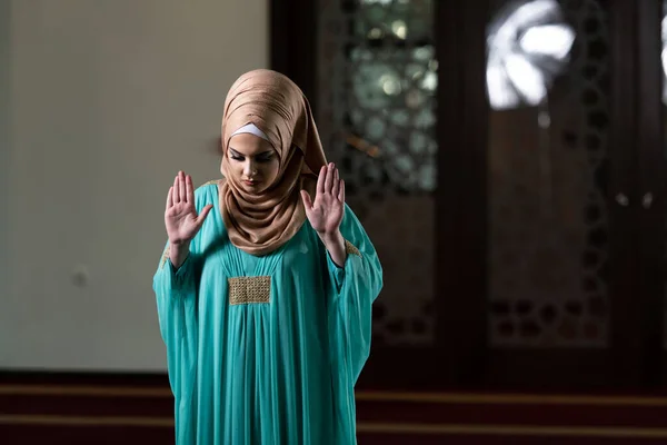 Genç Müslüman Kadın Camide Dua Ediyor — Stok fotoğraf