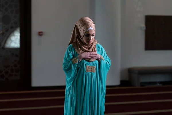 Молодая Мусульманка Молится Мечети — стоковое фото