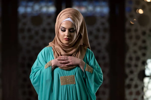 Humilde Mulher Muçulmana Está Orando Mesquita — Fotografia de Stock