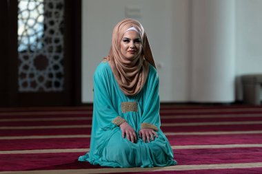 Genç Müslüman Kadın Camide Dua Ediyor