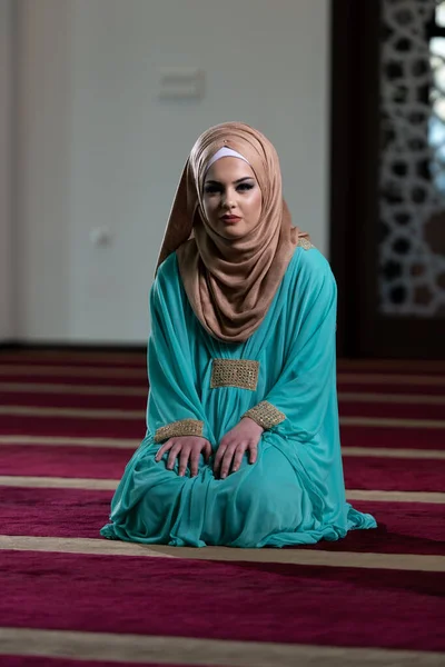 Umile Musulmana Donna Sta Pregando Nella Moschea — Foto Stock