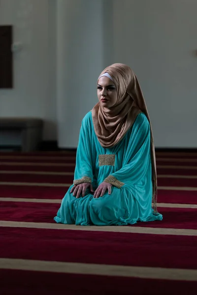 年轻的穆斯林妇女在清真寺祈祷 — 图库照片