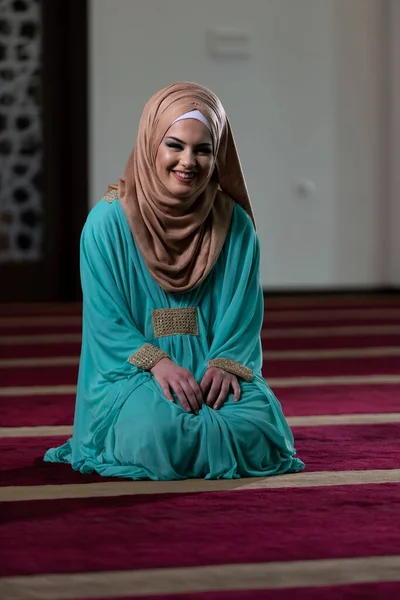 若いイスラム教徒の女性がモスクで祈っています — ストック写真