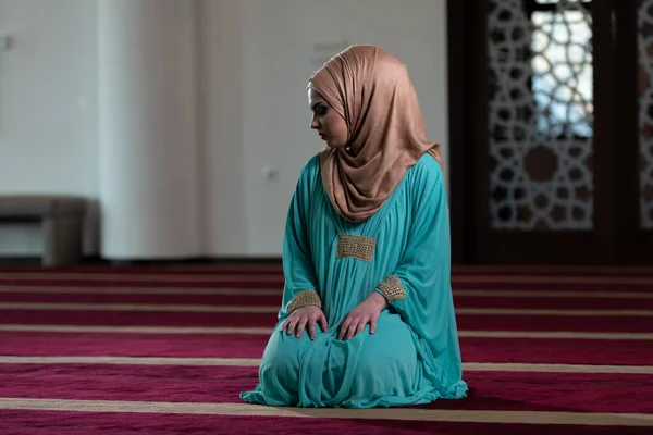 Humilde Mulher Muçulmana Está Orando Mesquita — Fotografia de Stock