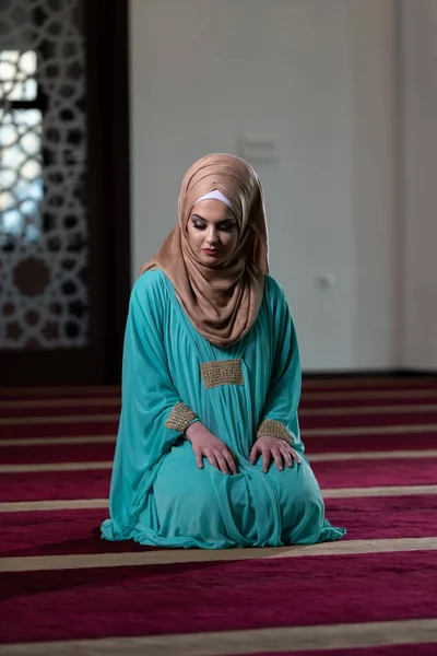 Jovem Mulher Muçulmana Está Orando Mesquita — Fotografia de Stock