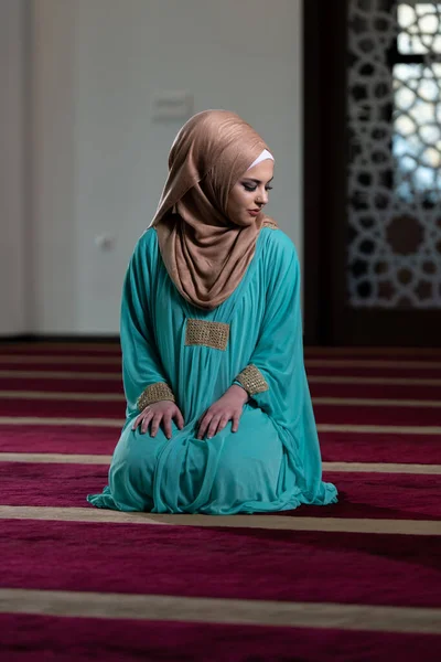 Humilde Mulher Muçulmana Está Orando Mesquita — Fotografia de Stock