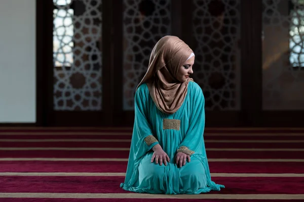 Jovem Mulher Muçulmana Está Orando Mesquita — Fotografia de Stock