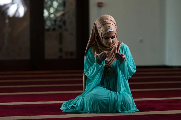年轻的穆斯林妇女在清真寺祈祷 — 图库照片