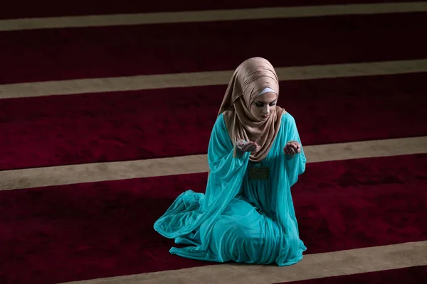 Jeune Femme Musulmane Prie Dans Mosquée — Photo