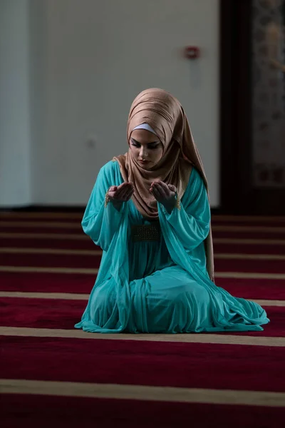Humble Femme Musulmane Prie Dans Mosquée — Photo